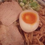 ケンチャンラーメン - 中華そば普通盛メンマ増し850円：濃いめ・油ぽく・身入り（が入ってない！）・ヒマケンチャン煮玉子ハーフ入り／27年10月