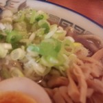 ケンチャンラーメン - 中華そば普通盛メンマ増し850円：濃いめ・油ぽく・身入り（が入ってない！）・ヒマケンチャン煮玉子ハーフ入り／27年10月