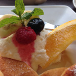 カフェノイモンド  - クリームとフルーツがあしらわれてます