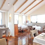 ラトラス - 店内のテーブル席の風景です