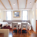 ラトラス - 店内のテーブル席の風景です