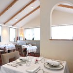 ラトラス - 店内のテーブル席の風景です