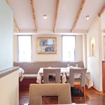 ラトラス - 店内のテーブル席の風景です