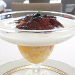 ランチコース 6000円 のオマール海老のコンソメジュレとカリフラワーのヴルーテ 利尻産ウニと温泉卵 キャヴィア添え