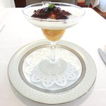 ラトラス - ランチコース 6000円 のオマール海老のコンソメジュレとカリフラワーのヴルーテ 利尻産ウニと温泉卵 キャヴィア添え