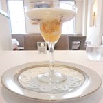 ラトラス - ランチコース 6000円 のオマール海老のコンソメジュレとカリフラワーのヴルーテ 利尻産ウニと温泉卵 キャヴィア添え