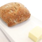 ラトラス - ランチコース 6000円 のパンとバター