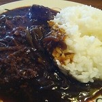 トマト&オニオン - 食べ放題の牛すじカレー。辛みスパイスも備えてあり、辛さ調整可能。玉ねぎと牛筋がたっぷりあり、以前より美味しさアップ！