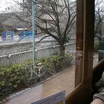Huit - 窓の外は目黒川。春は桜がキレイでしょう。
