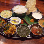 ニルワナム - 恒例となったベジミールス　カレー2種はアルーマサラとベジタブルクルマ