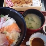 お魚直売所 とと市場 - 夏井ｶﾞ浜の海鮮丼にあなご寿司をプラス