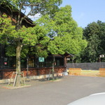 ティーハウス シマ - 外観２　店舗南側から右（東）側神社の樹木も借景