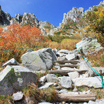 宝剣山荘 - 上に見える稜線まで登ります