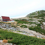 宝剣山荘 - 宝剣山荘の隣、宿泊のみの天狗荘。奥に中岳