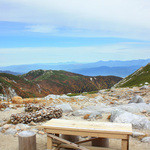 宝剣山荘 - 宝剣山荘前のテーブル(標高2870m)