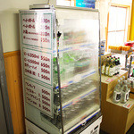 宝剣山荘 - 宝剣山荘内には、ドリンク類ほか、軽食や生ビール、グッズも