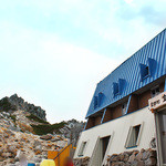 宝剣山荘 - 宝剣山荘(標高2870m)。左に見えるのは宝剣岳