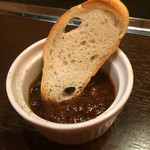 京ちゃばな - お通し:牛すじのナントカ
      赤ワイン煮込みのようなお味でした
      2015/10/24訪問