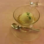 赤坂 四川飯店 - 杏仁アイスです。下にレモン味のアイギョクのゼリーが敷きつめてあります。