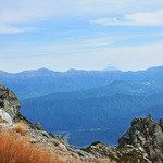 宝剣山荘 - 南アルプスと富士山。山脈の稜線[乗越浄土]より