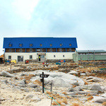 宝剣山荘 - 宝剣山荘(標高2870m)。登ってきて左手