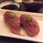 Izakaya Kyaputen Jakku - 黒毛和牛の炙り寿司です。