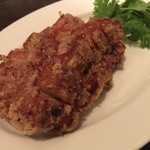 中国家常菜 燕郷房 - 豚バラ肉の紅こうじ揚げ。紅こうじの味わいが面白いです。