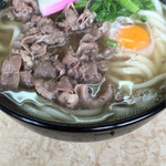うどん工房みなみ - 肉うどんに生卵を落としてもらいました。