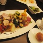 ＡＬ　ＣＥＮＴＲＯ - 野菜の盛り合わせランチ、自家製全粒粉パン、かぼちゃのズッパ