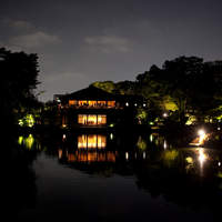 ガーデンレストラン徳川園 - 中庭から見た夜のレストラン