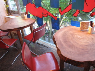 Nouvelle Vibe - 窓際の楠のテーブル、少人数の女性やカップルに人気