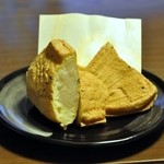 Mameyano Taiyaki - 甘めの白餡がギッシリ詰まっています