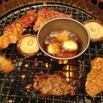 焼肉 日興園 - 焼いてるところ