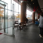 YELL CAFE - お店はきたえーるの外側を利用した奥まで細長い造りのカフェテリアになっています。
                