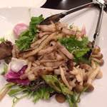 ブラッスリー ソレイユ - キノコとベーコンの温玉添えサラダ