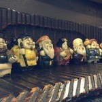 和食と地酒の店 うり坊 - H.27.10.24.夜 カウンター席に置かれている七福神