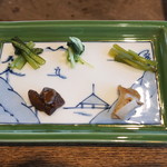 柳家 - 小松菜のおひたし、水菜の糠漬け、山葵菜の糠漬け、ハナイグチ、クリフーセン茸）　(2015/10)