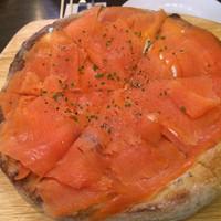 ウルフギャング・パック カフェ 愛知芸術文化センター店 - スモークサーモンのピザ