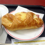 CAFFE VELOCE - 3種のチーズクロワッサン140円