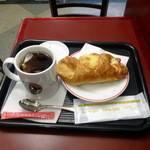 カフェ・ベローチェ - 紅茶200円、3種のチーズクロワッサン140円