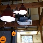 HARVEST NAGAI FARM - 天井の高い店内には、ハロウィンが装飾が