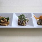 Fondokuru - 前菜３種、バンバンジーのサラダ、焼茄子と香味野菜のサラダ、エスカベージュ。