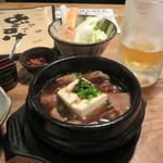 酒とめし　あごすけ - お通しと牛筋煮込み。