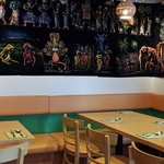 店内の壁にはタペストリーで覆われた。