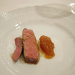 ペレグリーノ - メイン料理　バザス種　牛　リブロース芯　の紀州備長炭火焼　イタリア産洋梨のマスタードシロップ漬モスダルダ添え