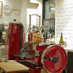 ペレグリーノ - 手動スライサーにかけられたイタリアの生ハムの王様"クラテッロ　ディ　ジベッロ"