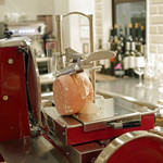 ペレグリーノ - 手動スライサーにかけられた本物のボローニャ風ソーセージのモルタデッラ