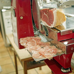 ペレグリーノ - 手動スラーサーでスライスされた多田昌豊さんのごく繊細な味わいのプロシュート"ペルシュウ"