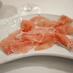 ペレグリーノ - 日本の岐阜の山奥で造られる、多田昌豊さんのごく繊細な味わいのプロシュート"ペルシュウ"