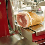 ペレグリーノ - 手動スライサーにかけられた多田昌豊さんのごく繊細な味わいのプロシュート"ペルシュウ"